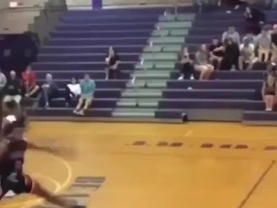 【海外の反応】バスケの試合でコートの反対側からとんでもないシュートを決めた選手が話題に　「一生トラウマだろこれ」「86対17だったらしい」