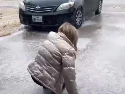 【海外の反応】凍結した駐車場を四つん這いで車に向かう女性　「道路は除氷されてるけど私道は違う」「家にいろって」