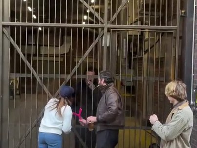 【海外の反応】鉄柵の下に潜り込んで物を取りに行く男　「鍵かかってなかったんじゃ？」「ヒーローは少しおバカ」