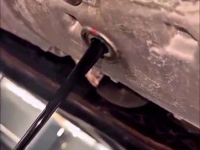 【海外の反応】オイル交換を忘れた車から黒タールがズルッと「禁断のキャラメル」「もう固体だろこれ」