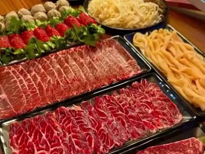 【海外の反応】サッカー観戦のためにPC前で豪華すぎる一人火鍋を準備した男　「画面に油が飛ぶぞ」「ビールの注ぎ方が壊滅的」