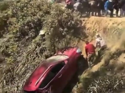 【海外の反応】崖下に落ちた車を村人総出でロープで引き上げる　「チームワークが夢を叶える」「これがピラミッドの作り方だ」