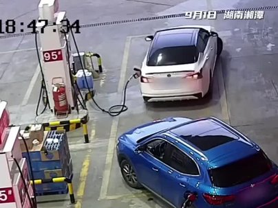 【海外の反応】給油ホースを付けたまま発進→ポンプごと引きちぎって大炎上　「中国だからな…」「対応は見事」