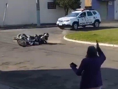 【海外の反応】逃走バイクをパトカーが体当たりで転倒　「完全に故意」「近づいてくる老女が強すぎる」