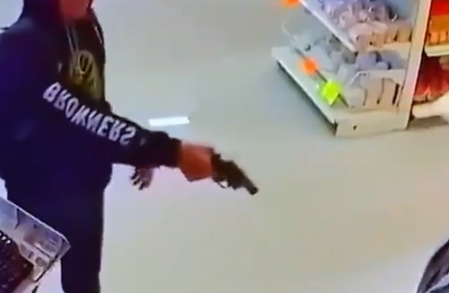誰に銃を向けているのかわかっているか？相手が悪すぎた不運な強盗。海外の反応