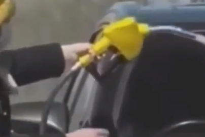 これってすごく車が綺麗になるんだよね。これがかの有名なガソリン洗車です。海外の反応
