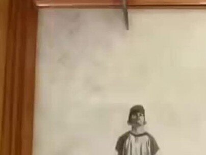 【海外の反応】割れたガラスまで作品にしてしまうアートがこちら　「でもスリングショットの子はまだ撃ってない」