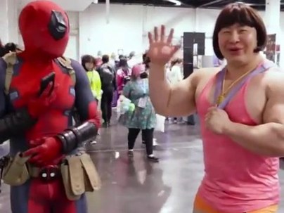 【海外の反応】筋肉ドーラがデップーの尻を思いきりひっぱたくコスプレ動画　「ウノ、ドス、トレス！」「クアトロは？」