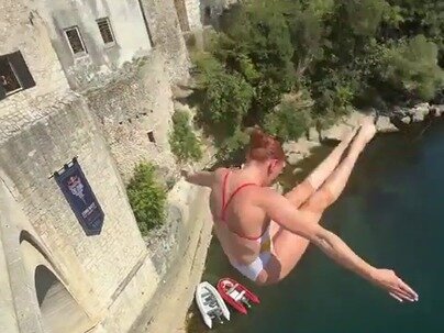クロックスを脱いで22メートルの橋から飛び込む女性「スポーツモードなのがプロの証」【海外の反応】
