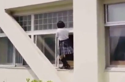 これがジャパニーズ忍者女子高生か 忍者のごとく学校を登る女の子 海外の反応 Qqq 海外の反応