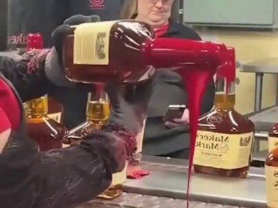 ウイスキーの瓶を真っ赤な蝋に1本ずつ手でドボン「たまにはご褒美で多めに」【海外の反応】