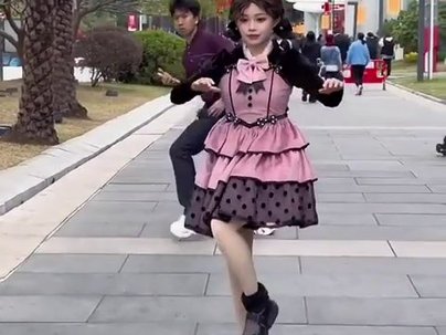 【海外の反応】ロボットダンスが上手すぎる女性、通行人の反応が面白い 「シンスだ！」「完全にM3GANじゃん」