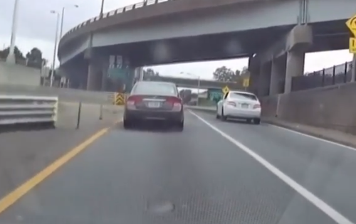 よくこれでそんなに怒れますね！強引な車線変更での追突事故。海外の反応