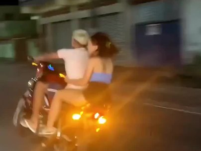 【海外の反応】バイクでウィリーした結果、後ろの彼女が道路に叩きつけられる→「こうなるの誰でも分かるだろ」
