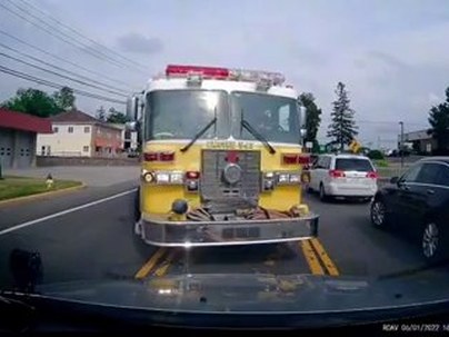 【海外の反応】緊急走行中の消防車の前に立ちはだかる対向車線のドライバー、SNSに自分のドラレコを投下し炎上「そのまま押し潰せ」「免許返納してくれ」