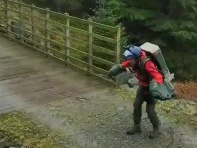 【海外の反応】山岳救助にジェットスーツ導入！？　空飛ぶ救命士が完全にアイアンマンだと話題に