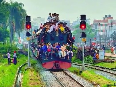 【海外の反応】屋根まで人だらけの電車が駅に到着する光景がカオスすぎる　「OSHAが卒倒するわ」「一番後ろの人が最高の特等席」