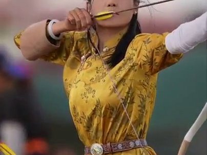 【海外の反応】モンゴルのナーダム祭で弓を引く女性が美しすぎる　「恋に落ちた」「撃たれても本望」