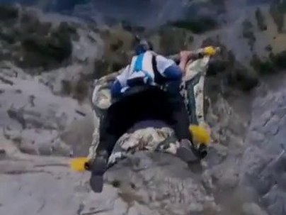 【海外の反応】空飛ぶ絨毯でベースジャンプ？ウイングスーツを絨毯柄にした男の映像に世界が騒然「アラジンはドキュメンタリーだった」「完全にモス・コスプレ」