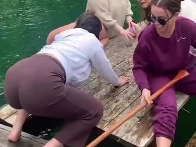 【海外の反応】ピクニックテーブルにタンクを付けて湖に浮かべた猛者が現る　「ボートなんて買う必要ない」「これはもうボートだろ」