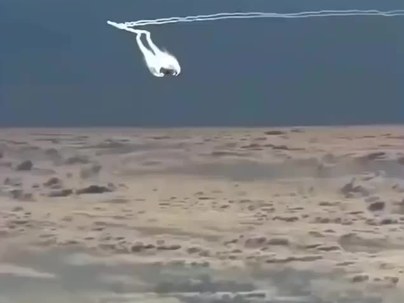 【海外の反応】巡航中のボーイング747を別の機体から撮影した映像が美しすぎる「時速900kmで飛んでるとは思えない」「やっぱり747はカッコいい」