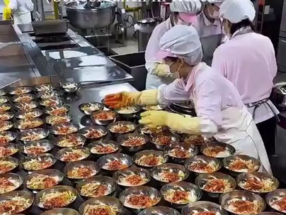 【海外の反応】韓国の学校給食が美味しそうすぎる　「これが共産主義ならサインする」「税金でこのクオリティは羨ましい」