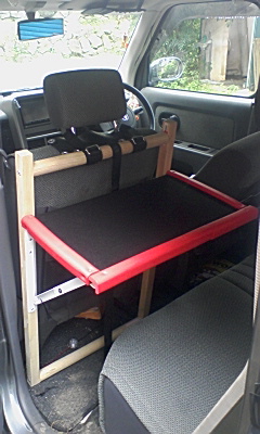 車内用テーブル タヌキと愉快な仲間たち