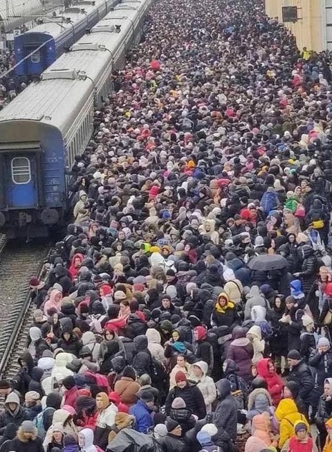 5506867910589313the_mass_of_fleeing_civi