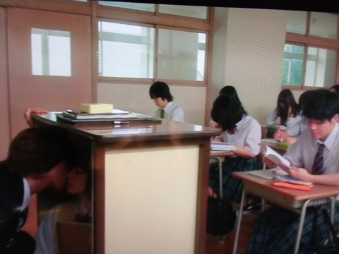 近キョリ恋愛 教卓の下でキス