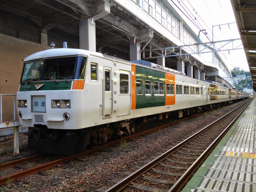 熱海駅で一晩を明かす185系 なんたって117 熱海駅で一晩を明かす185系 なんたって117