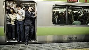 満員電車ワイ「降ります！！降ります！！降りまぁああす！！」 	