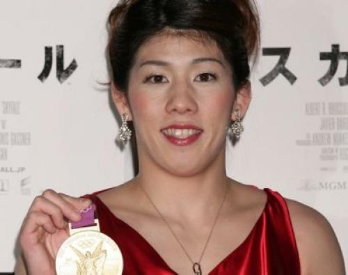 村娘吉田沙保里 キャー 盗賊が村を襲っているわぁ おんj まとめ太郎