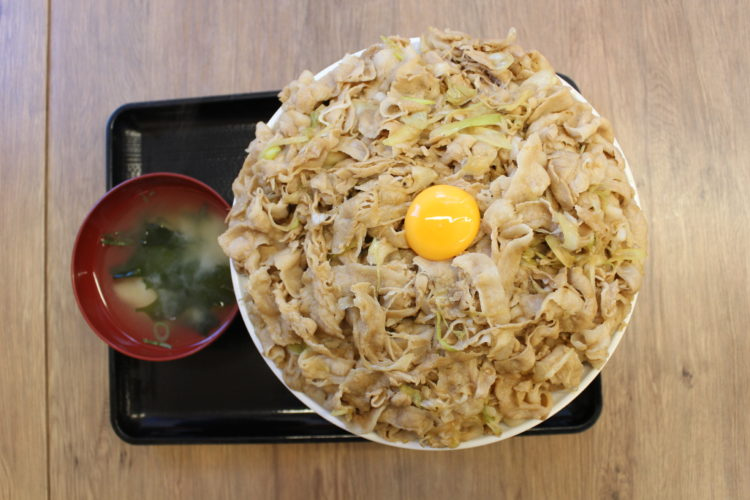 「伝説のすた丼屋」の超大盛りすた丼20分以内に完食できれば10万円 : まとめ太郎!