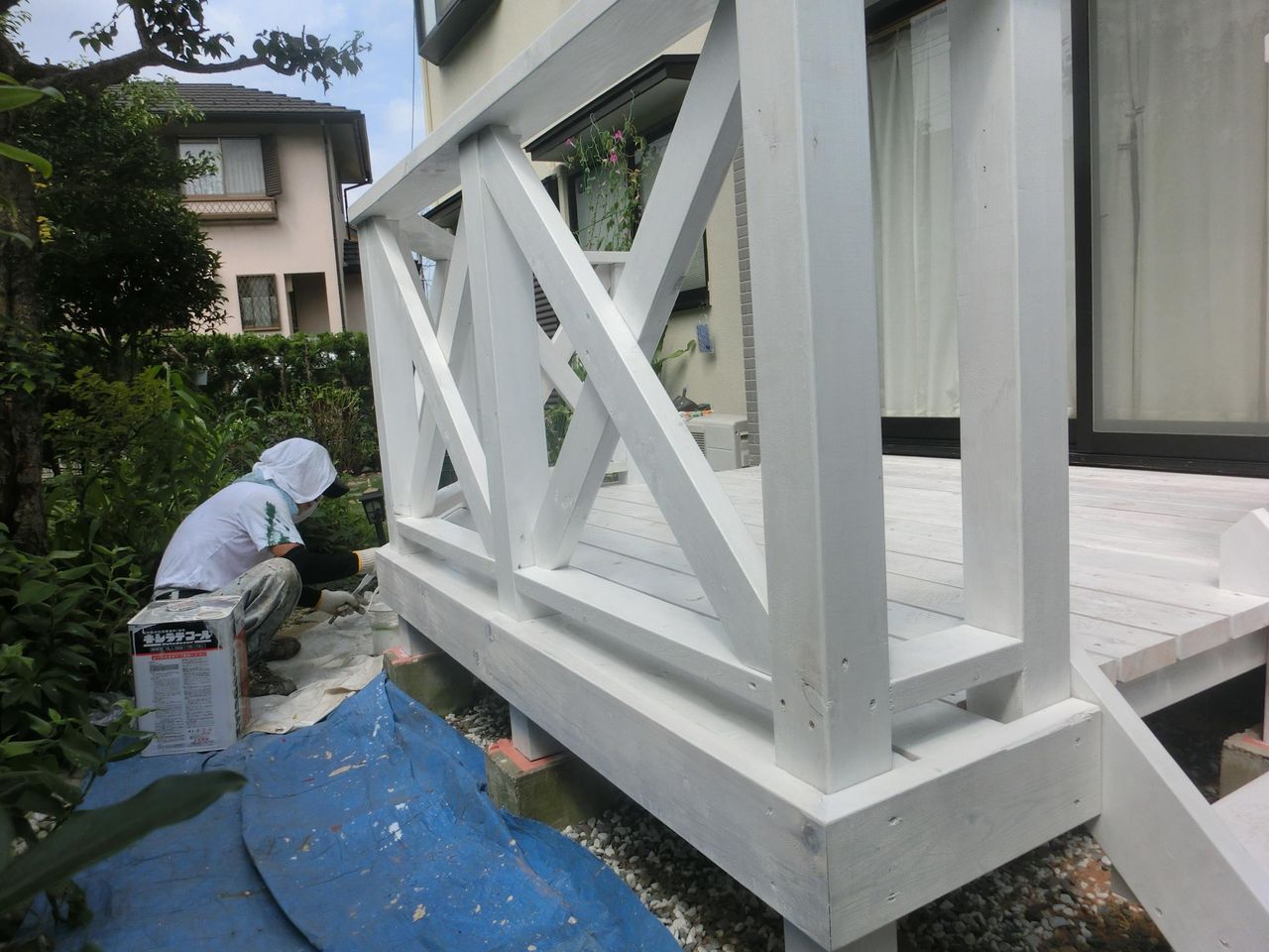 白いウッドデッキ 所沢市お家の塗り替え一新助家 いっしんたすけ 親方のブログ