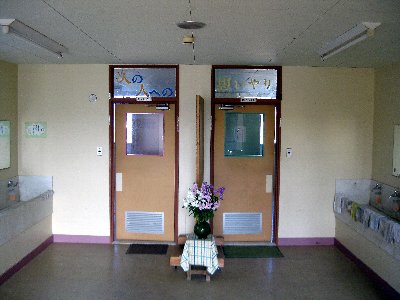 下駄箱と自転車小屋とトイレ 3つのあい 下駄箱と自転車小屋とトイレ 3つのあい