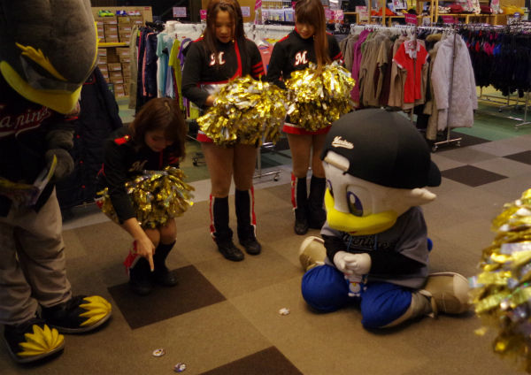 ズーちゃんオリジナルかんバッジ販売中 茂原後援会激励会 15 12 5 Marines Times ちば時々つば