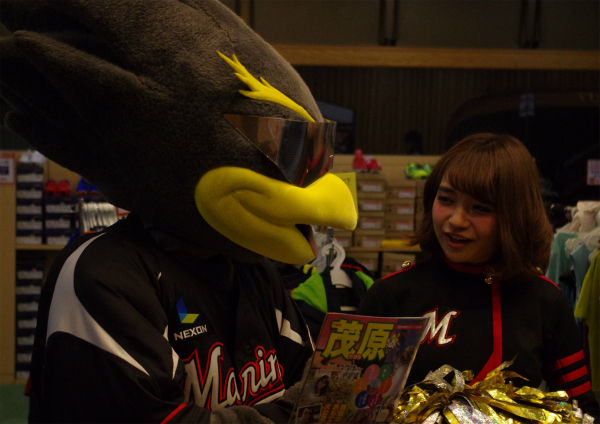 ズーちゃんオリジナルかんバッジ販売中 茂原後援会激励会 15 12 5 Marines Times ちば時々つば