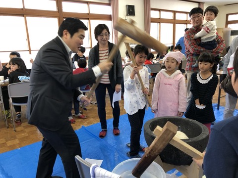 171228にわとりファミリーもちつき01