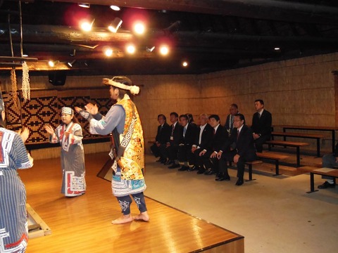 151004岡田代表9区入り02(アイヌ舞踊見学)