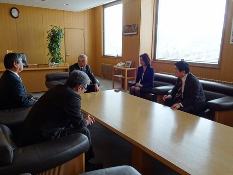 160307徳永エリ参議院議員と日高05静内町役場訪問