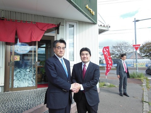 151004岡田代表9区入り05(山岡とツーショット)