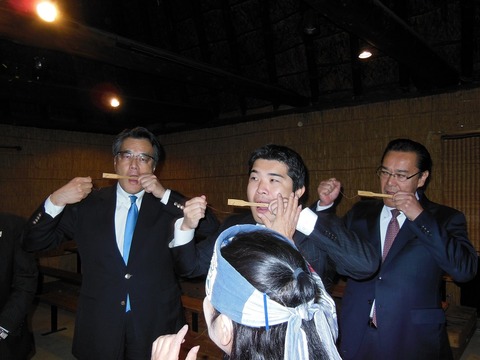 151004岡田代表9区入り03(ムックリの指導)