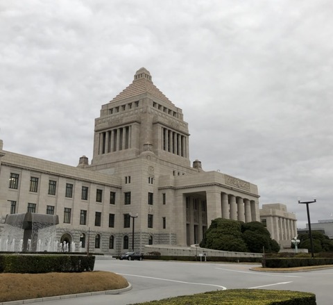 暗雲立ちこめる国会議事堂