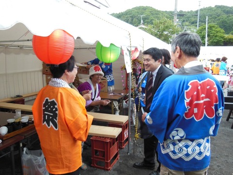 150830室蘭市港北町内会まつりで高橋直美市議と01