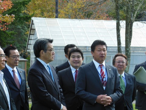 151004岡田代表9区入り01(戸田町長と)