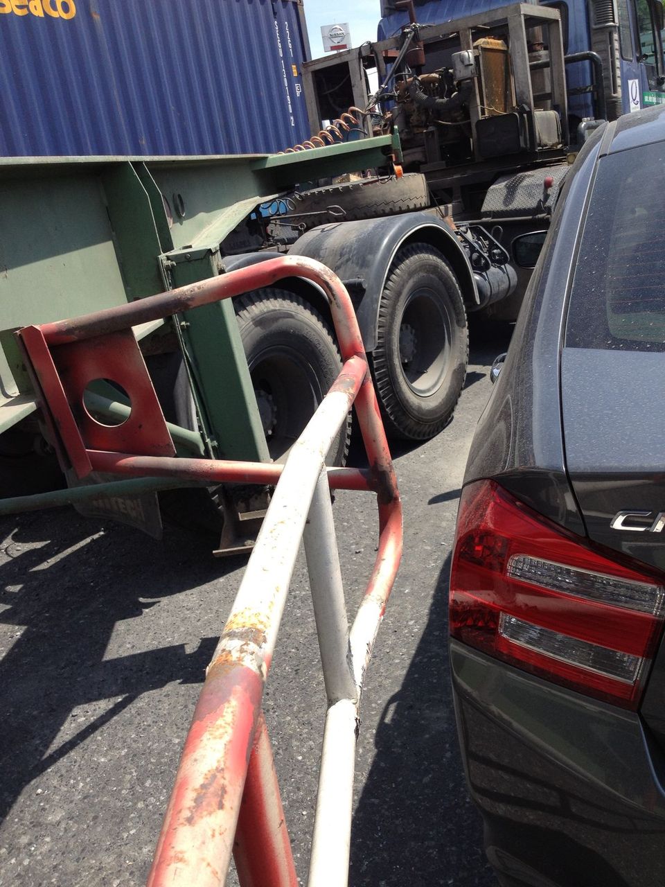 大型車にぶつけられてしまいました タイ バンコク チェンマイ に暮らして 大型車にぶつけられてしまいました タイ バンコク チェンマイ に暮らして