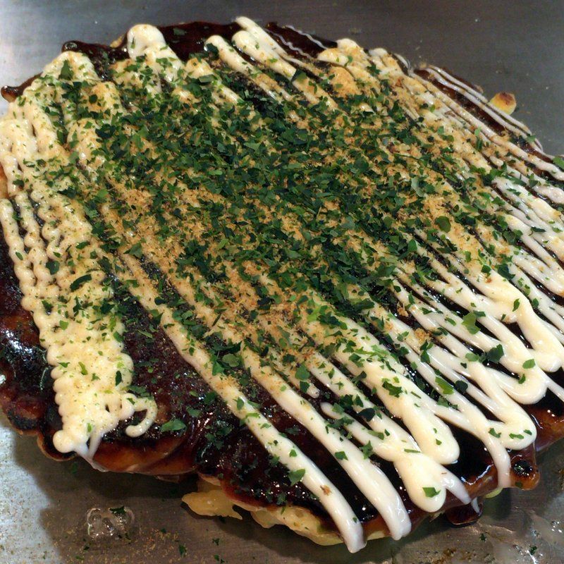 オープンは50年以上前の1965年9月 大阪の老舗中の老舗で食べ歩き外食グルメ 大阪駅前新梅田食道街にあるお好み焼さくらで豚玉 オムそば 大阪グルメタクシードライバー