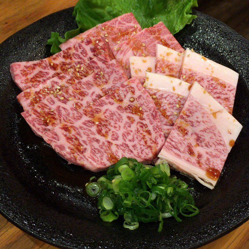 大阪ミナミ難波食べ歩き外食グルメ 炭火焼肉ホルモン 肉バル まるや精肉店で特選黒毛和牛 和牛ホルモン盛り合わせ 大阪グルメタクシードライバー