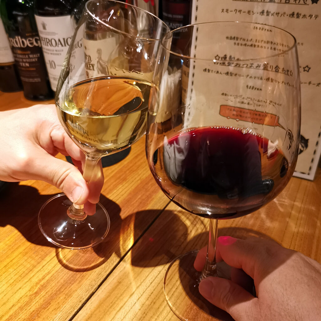 大阪福島レストラン巡り 2軒目は燻製イナダ商店 洒落たカンジの古民家でバーみたいな店内でワイン スモークチーズ 大阪グルメタクシードライバー 大阪福島レストラン巡り 2軒目は燻製イナダ商店 洒落たカンジの古民家でバーみたいな店内でワイン スモークチーズ 大阪グルメタクシードライバー