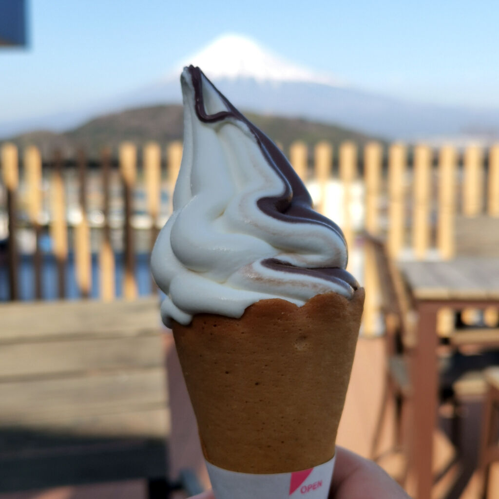 富士山一望の東名高速上り富士川sa 大観覧車の後はカフェドモリクンでブーケミックスソフトクリーム 大阪グルメタクシードライバー 富士山一望の東名高速上り富士川sa 大観覧車の後はカフェドモリクンでブーケミックスソフトクリーム 大阪グルメタクシードライバー